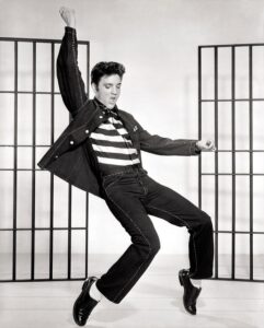 Det populære musikikon Elvis Presley dør i Memphis, Tennessee. Han blev 42 år. Få svar på hvordan Elvis døde lige her