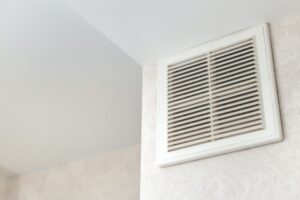 Optimal ventilation til kældere og badeværelse hyr en elektriker